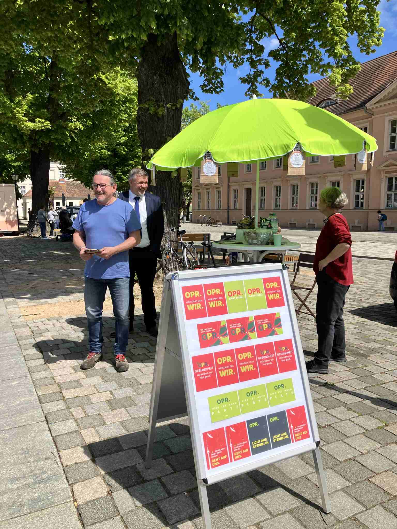Das Foto zeigt einen Infostand mit Ralf Reinhardt 