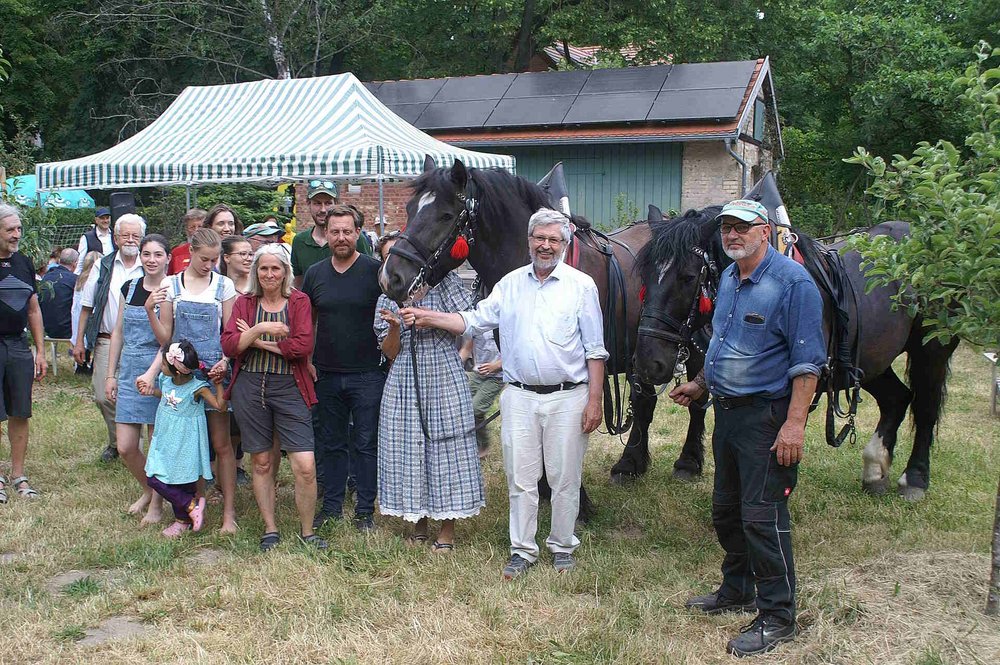 Gruppenfoto mit Axel Vogel und Rückepferden