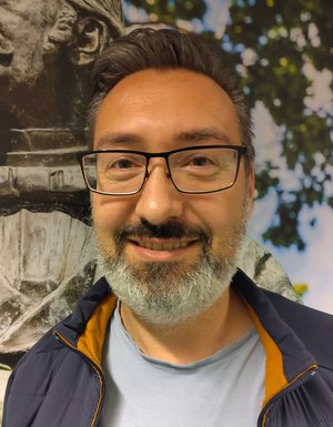 Das Bild zeigt Alexander Wildt, der freundlich in die Kamera schaut.