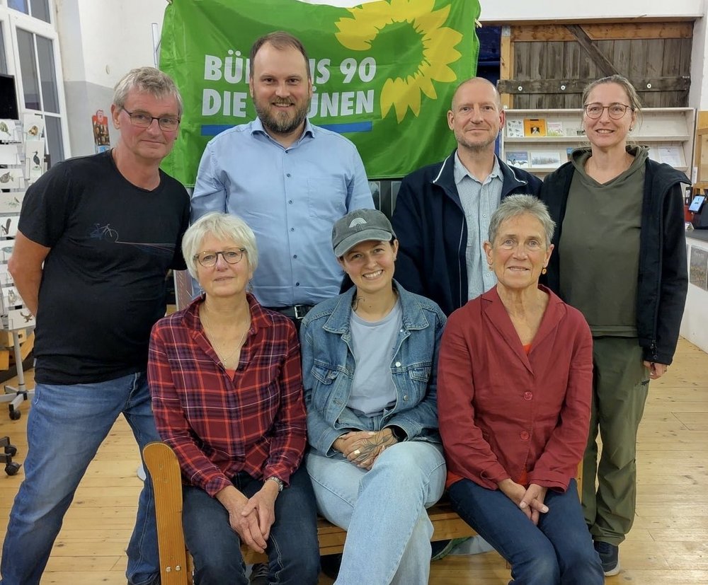 Das Bild zeigt die Gründungsmitglieder des Ortsverbandes Fehrbellin zusammen mit dem Landessprecher Clemens Rostock.
