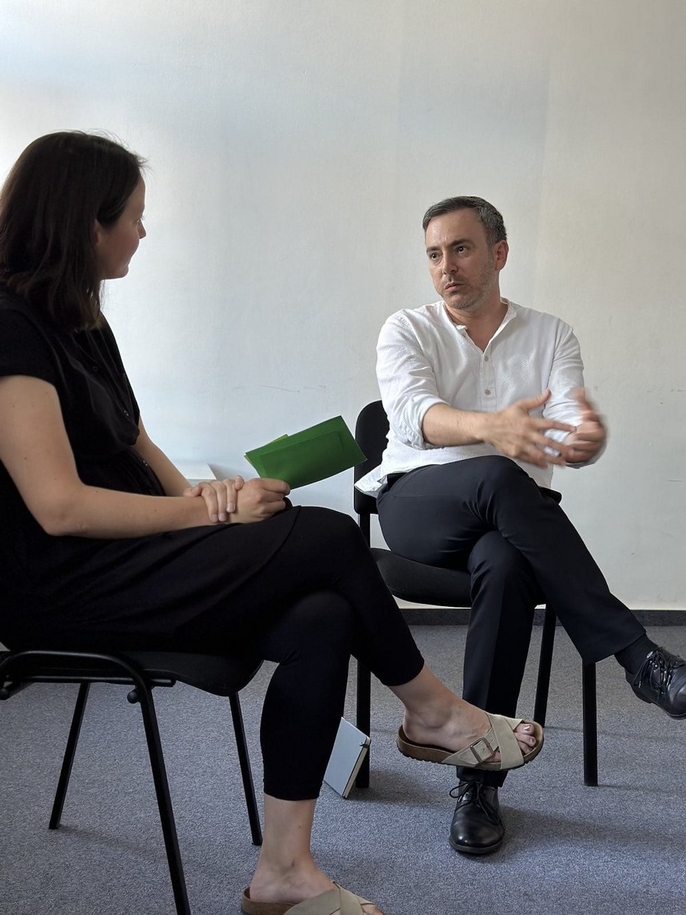 Das Bild zeigt die Kreissprecherin Wiebke Nowack und den Europaabgeordneten Sergey Lagodinsky im Gespräch.